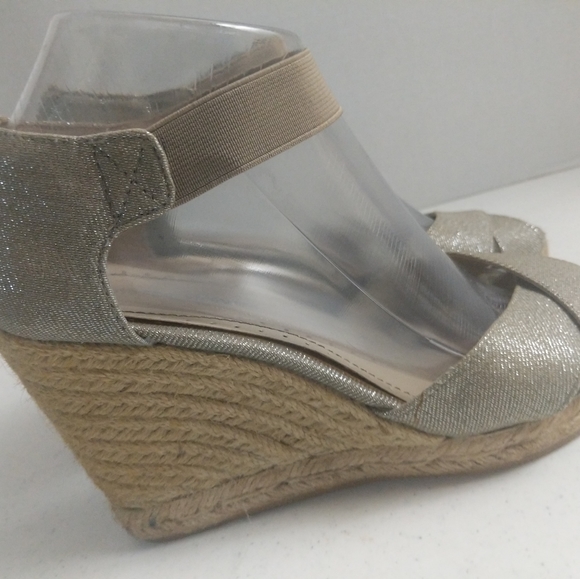 Adrienne Vittadini Gold Metallic Wedge 4" Heel Chris's Cross ShoeJute Heel 7.5 - Picture 10 of 14